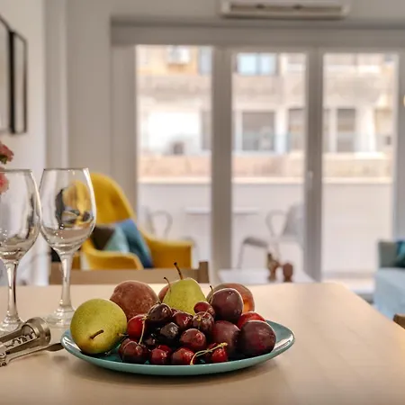 City 1 Bdr, 3 Min Walk From Finikoudes Beach アパート ラルナカ