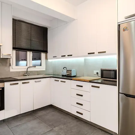 City 1 Bdr, 3 Min Walk From Finikoudes Beach アパート
