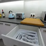 Апартаменти Rendezvous One Bedroom Flat *