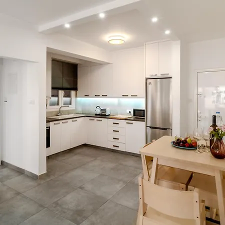 City 1 Bdr, 3 Min Walk From Finikoudes Beach شقة