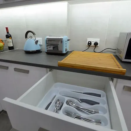 شقة City 1 Bdr, 3 Min Walk From Finikoudes Beach *